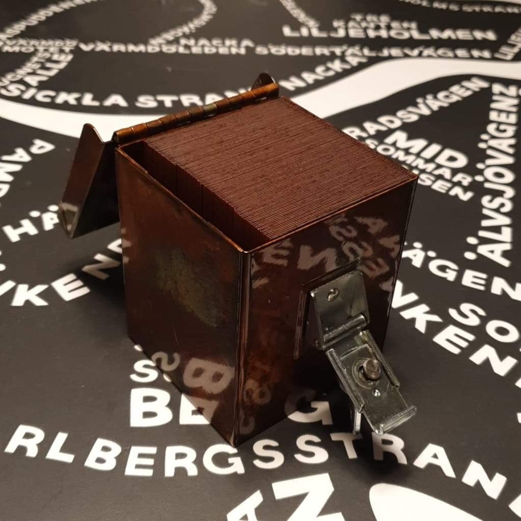 SimonWalther's tweet photo. Just got my new steel deckbox from @REPGamingProd, and I have to say, this is by far the best deckbox I've ever had. My Sydri deck in copper @DragonShield_ mattes sits flush against the top. I love it. 
And thank you, @TolarianCollege, for helping me find it! #MTG #commander https://t.co/6UFklPFv3Q