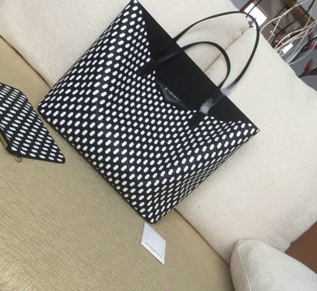 pk_collection's tweet photo. Givenchy Beautiful Bag
Martial: Monogram Canvas+Cowhide
Size: 35-28-15 cm
#bsmbagstore #bag #bolsas #carteiras #tendencia #amomuito #trend #lookdodia #vem2020 #verao2020 #boasfestas #em2020euprecisode https://t.co/uwdBKhNdXp