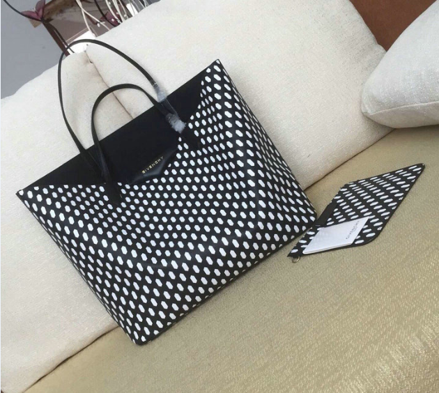 pk_collection's tweet photo. Givenchy Beautiful Bag
Martial: Monogram Canvas+Cowhide
Size: 35-28-15 cm
#bsmbagstore #bag #bolsas #carteiras #tendencia #amomuito #trend #lookdodia #vem2020 #verao2020 #boasfestas #em2020euprecisode https://t.co/uwdBKhNdXp