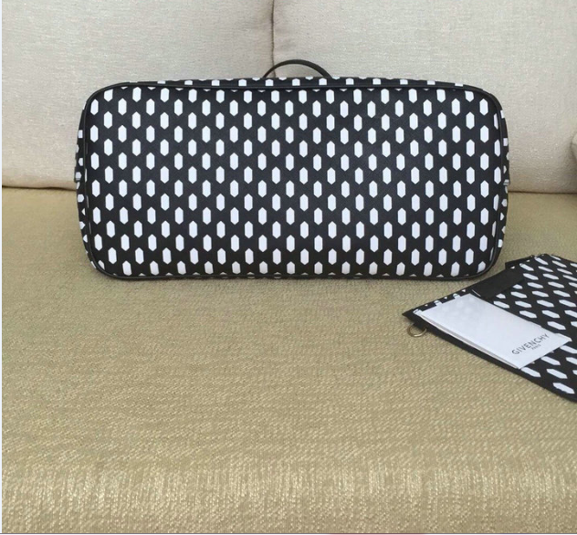 pk_collection's tweet photo. Givenchy Beautiful Bag
Martial: Monogram Canvas+Cowhide
Size: 35-28-15 cm
#bsmbagstore #bag #bolsas #carteiras #tendencia #amomuito #trend #lookdodia #vem2020 #verao2020 #boasfestas #em2020euprecisode https://t.co/uwdBKhNdXp