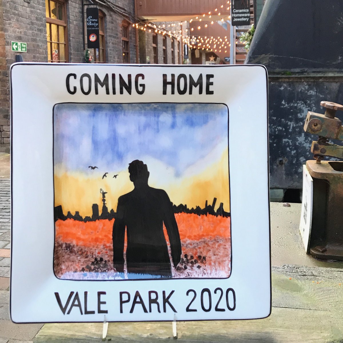 EmmaMayBailey's tweet photo. 2019 saw the first time i got my ceramics in a shot with @robbiewilliams :)
Here's to 2020, it's going to be a great year !
All the best everyone , have a great night where ever you are 🎉🍾
#WeareStokeonTrent #MyStokestory #NewYearChallenge #NewYearsEve #robbiescominghome #Plate https://t.co/T5oCzr4FSl