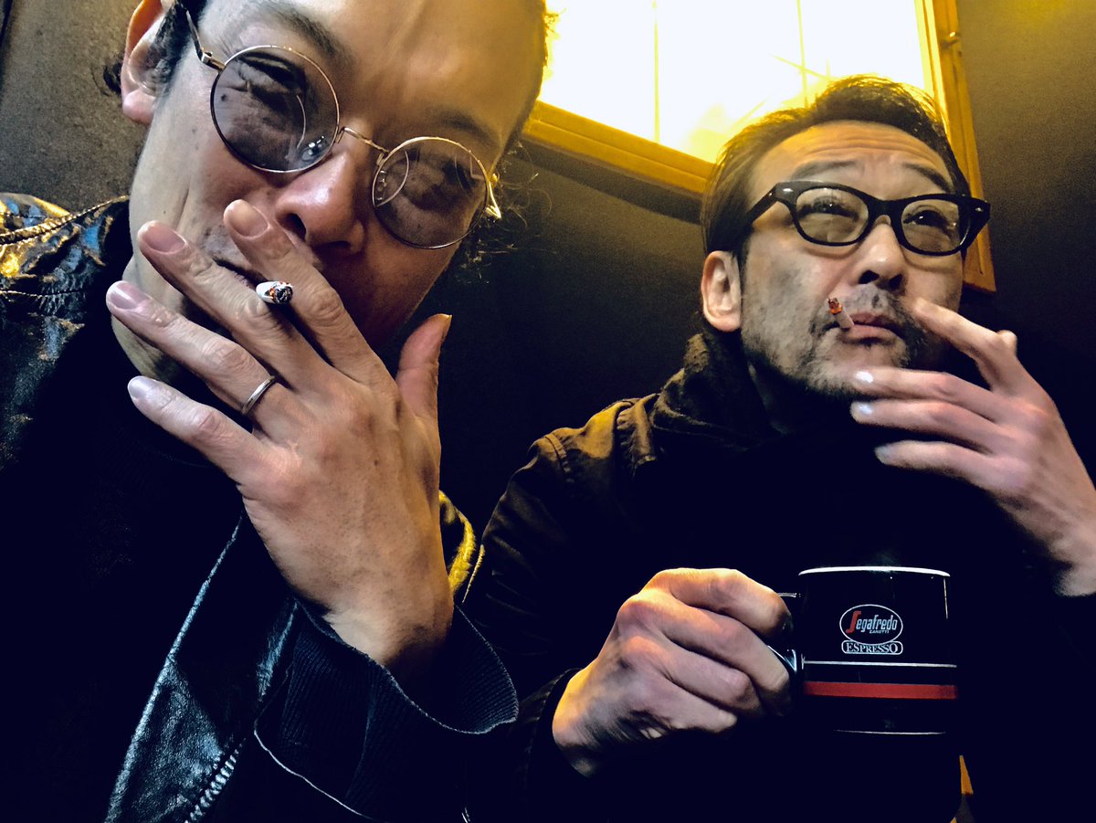 鈴木羊 على تويتر 今年の大晦日も平和にこの方と二人で蕎麦をタグり 喫茶店でタバコを吸いました 大変お世話になりました ありがとう この後も飲むけど 吹越満