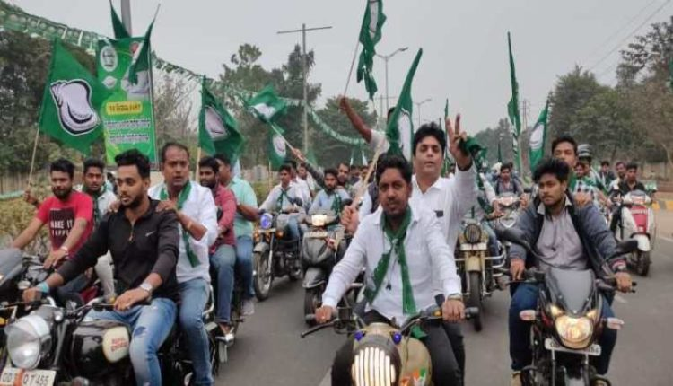sambad_odisha's tweet photo. #ହେଲମେଟ_ପିନ୍ଧି_ନଥିବାରୁ_ଜରିମାନା
ହେଲମେଟ ନ ପିନ୍ଧି ଶୋଭାଯାତ୍ରାରେ ଭାଗ ନେବା କିଛି ବିଜେଡ଼ି କର୍ମୀଙ୍କୁ ମହଙ୍ଗା ପଡିଛି | ହେଲମେଟ ପିନ୍ଧି ନଥିବାରୁ ସେମାନଙ୍କୁ ଜରିମାନା ଦେବାକୁ ପଡ଼ିଛି |
https://t.co/zLDMtEFqXU
#BJDWorkers #Fined #Sambad #Odisha https://t.co/ZWgVEMCBwB