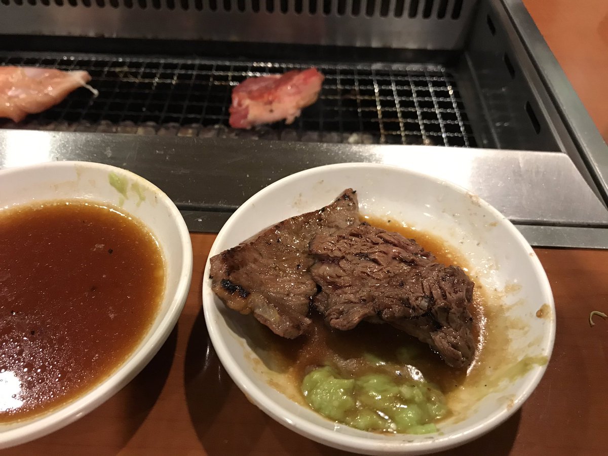 こいずみまり すたみな太郎で焼肉を食べています 寿司ブースからワサビを取ってきて肉をワサビ醤油でサッパリいただいています んまい ダンナさんに 天才か と言われた
