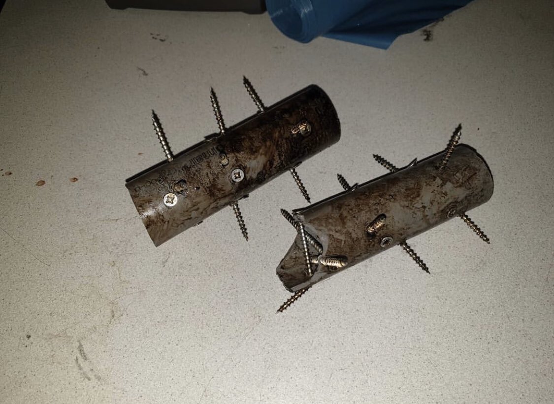 Als je dit voor de wielen van een brandweerauto legt, ben je echt goed ziek. Jouw fikkie wordt inderdaad niet geblust, maar je buurvrouw kan niet worden gereanimeerd en het huis van je moeder fikt ook gewoon af. Denk na! Foto: <a href="/VRH_Haaglanden/">Veiligheidsregio Haaglanden</a>