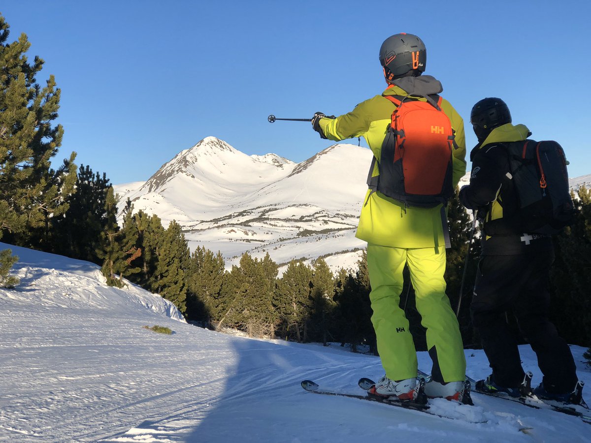 ivanSanzTusell's tweet photo. Un nou dia de feina a la neu. Avui obrim pistes. Un privilegi. Preparant nous continguts desde @LesAnglesSki amb els companys de @DescobreixCat i amb els equips de @HellyHansen i testejant @Skitude @Les_Pyrenees_ES #ihaveskitude #hhalive #lesneigescatalanes #estemapistes https://t.co/18p0PhwJ5t