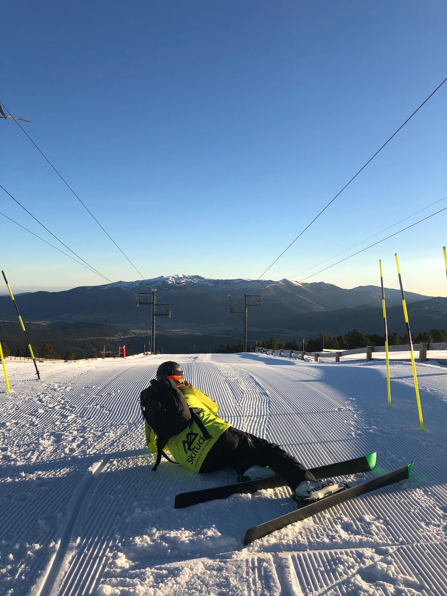 ivanSanzTusell's tweet photo. Un nou dia de feina a la neu. Avui obrim pistes. Un privilegi. Preparant nous continguts desde @LesAnglesSki amb els companys de @DescobreixCat i amb els equips de @HellyHansen i testejant @Skitude @Les_Pyrenees_ES #ihaveskitude #hhalive #lesneigescatalanes #estemapistes https://t.co/18p0PhwJ5t