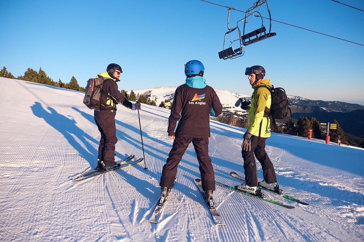 ivanSanzTusell's tweet photo. Un nou dia de feina a la neu. Avui obrim pistes. Un privilegi. Preparant nous continguts desde @LesAnglesSki amb els companys de @DescobreixCat i amb els equips de @HellyHansen i testejant @Skitude @Les_Pyrenees_ES #ihaveskitude #hhalive #lesneigescatalanes #estemapistes https://t.co/18p0PhwJ5t