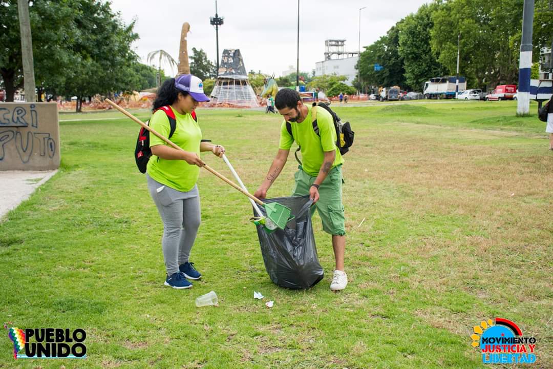 MovimientoJYL's tweet photo. Vamos terminando el año y seguimos trabajando en los espacios verdes de la circunvalación.

El grupo de compas del @MovimientoJYL en calle 7y72 se encargó de esos espacios para q todas y todos puedan deleitar la tradición platense d los muñecos de fin de año!
#LaPlata #Feliz2020 https://t.co/YGMbUzV7eb