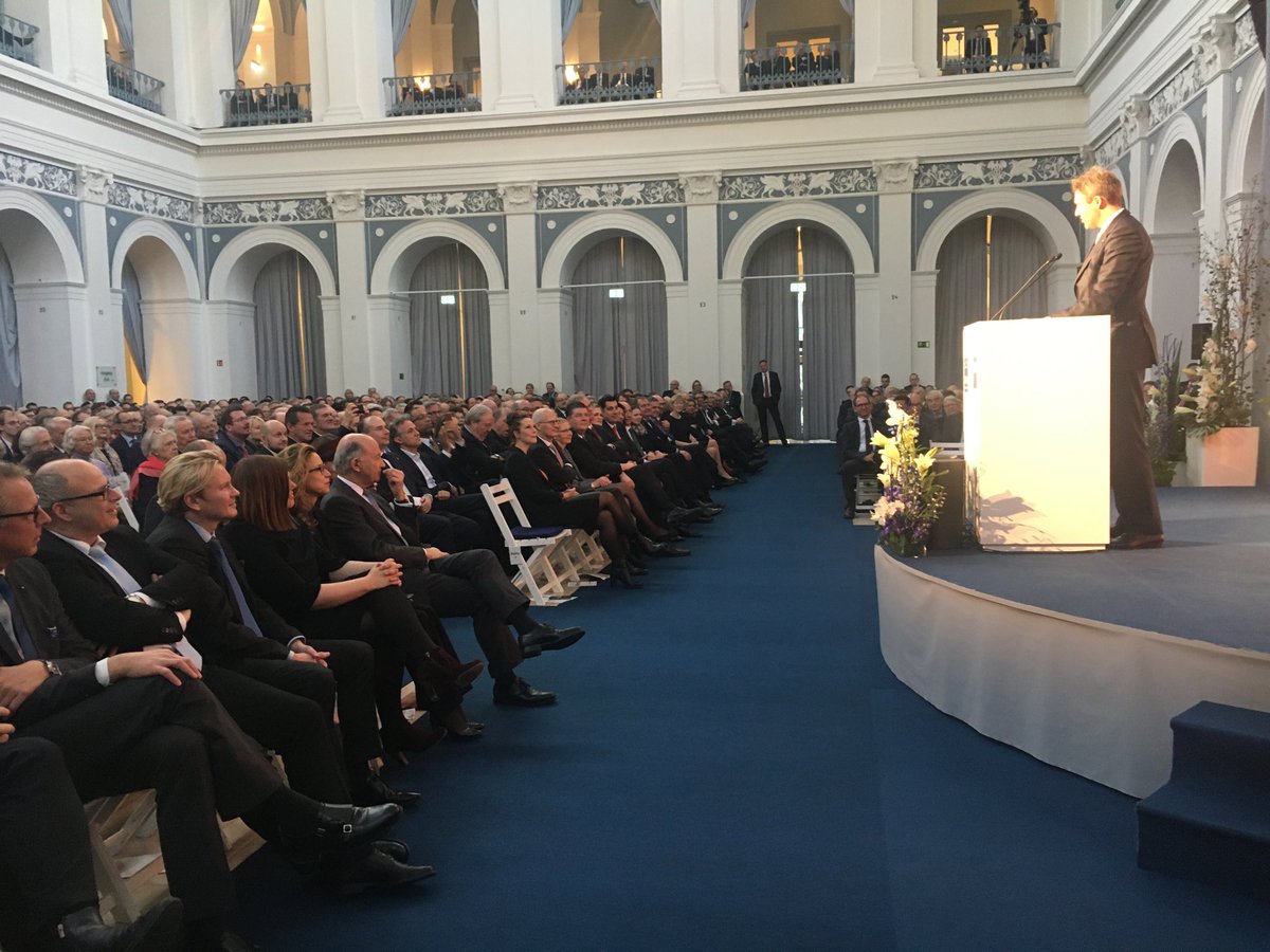 inSPIeRING's tweet photo. Ermutigende Aufrufe zum Handeln  #Hamburg #Bildung #Service #AzubiCard #DualeAusbildung im Fokus @AndreMuecke
@hkhamburg
#veek19 https://t.co/QZTbhvKNWc