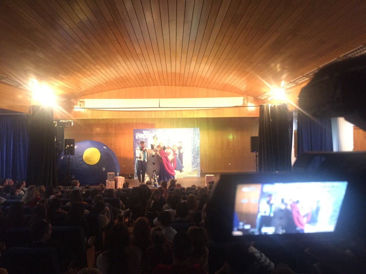 Las cámaras de La Rambla Televisión, Ik-Conecta, en el espectáculo infantil cantajuegos Diverworld. 
Acto que se está desarrollando en estos momentos en la Casa de la Cultura Alcalde Diego León. 
Ya lo puedes ver en la Televisión de nuestro pueblo.