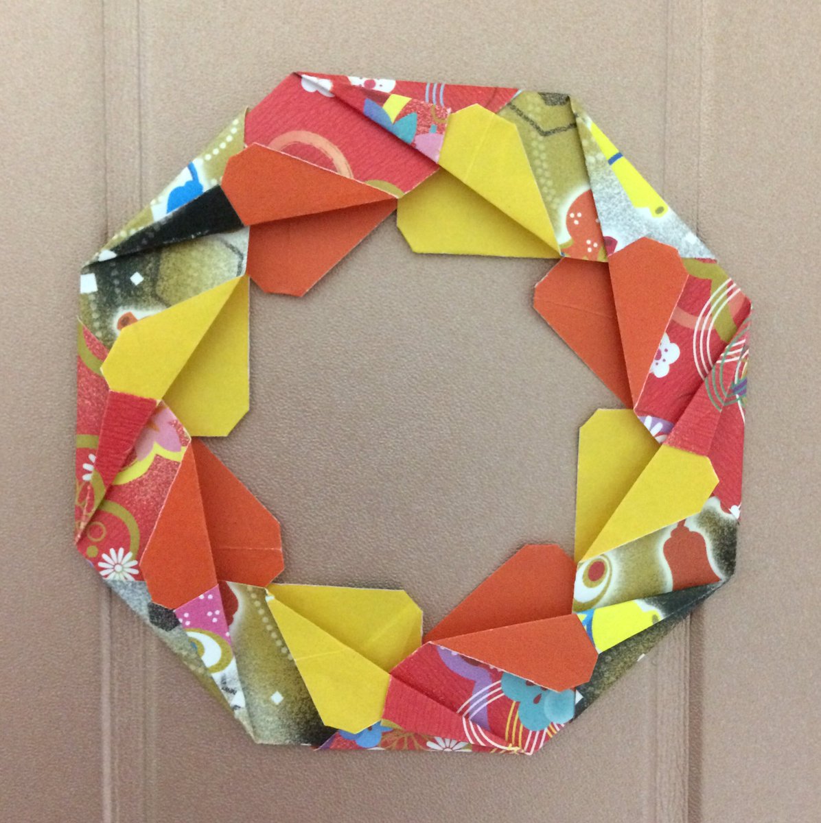 虹色工房 紅白を見ながら 折りました リース折り紙12か月 永田紀子 著 より シンプルハートリース もうすぐ お正月 という事で 両面千代紙 3 75 8枚で 出来上がり7 7 折り方は とってもシンプル 折り紙作品 オリガミ Origami