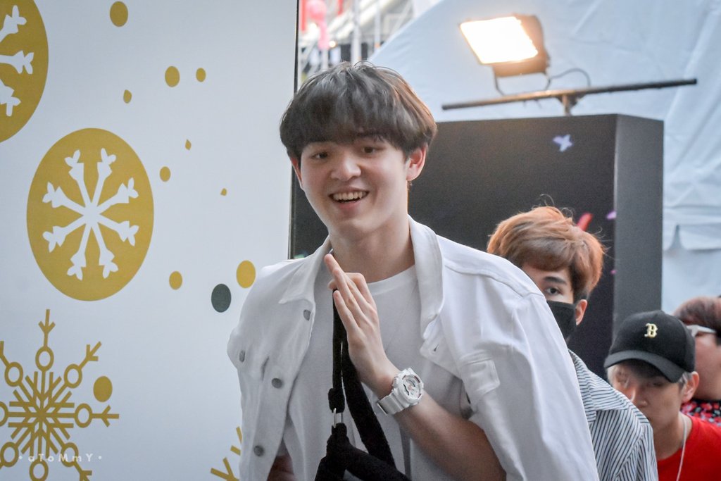 Chompoo__TT's tweet photo. น่ารักเก่ง...วันนี้ทำให้เต็มที่นะจ้าาา

#กาดไม่ใช่การ์ด 
#AISBKKCountdown2020xSB5 
#SuperboyProject https://t.co/8XcALSpZKT