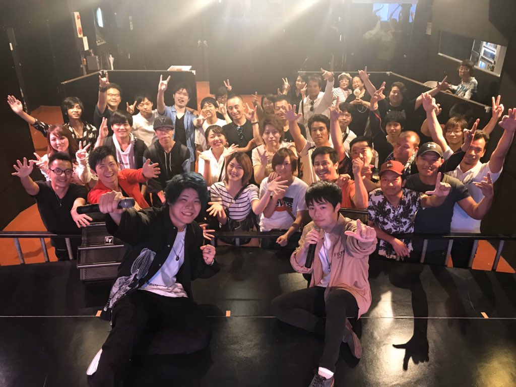 ArKs_official_'s tweet photo. 今年も今日で最後、
皆さんにとって
今年はどんな年になりましたか？

僕たちにとっては
初めてのワンマンライブを
行う事ができた挑戦の年になりました。

来年も新しいことに
挑戦していきたいです。

来年もArKsの応援をお願いします！
それでは皆さん、良いお年を！

#あーくす https://t.co/Y5aqtx8FEC