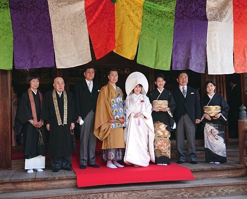 谷川 とむ 大変光栄なことに 安倍晋三総理 総裁 岸信夫先生に 婚姻の保証人になって頂き 岸信夫 智香子夫妻には 媒酌人も務めて頂きました 披露宴では 私が所属する清和政策研究会会長の 細田博之先生 二階俊博自民党幹事長 からご祝辞を頂き
