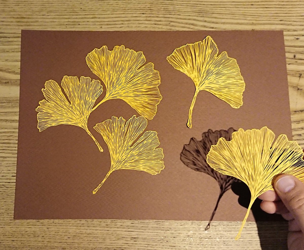 Kei 銀杏 枯れ葉切り絵 19年も間もなく終わり 皆さんよいお年を 切り絵 枯れ葉 銀杏 葉っぱ Papercut Leaf Ginkgo Deadleaves よいお年を