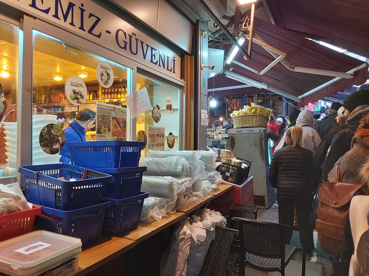 Saat 15:00 de Gözde Şarküterinin kuyruğu köşeyi dönmüş🙄