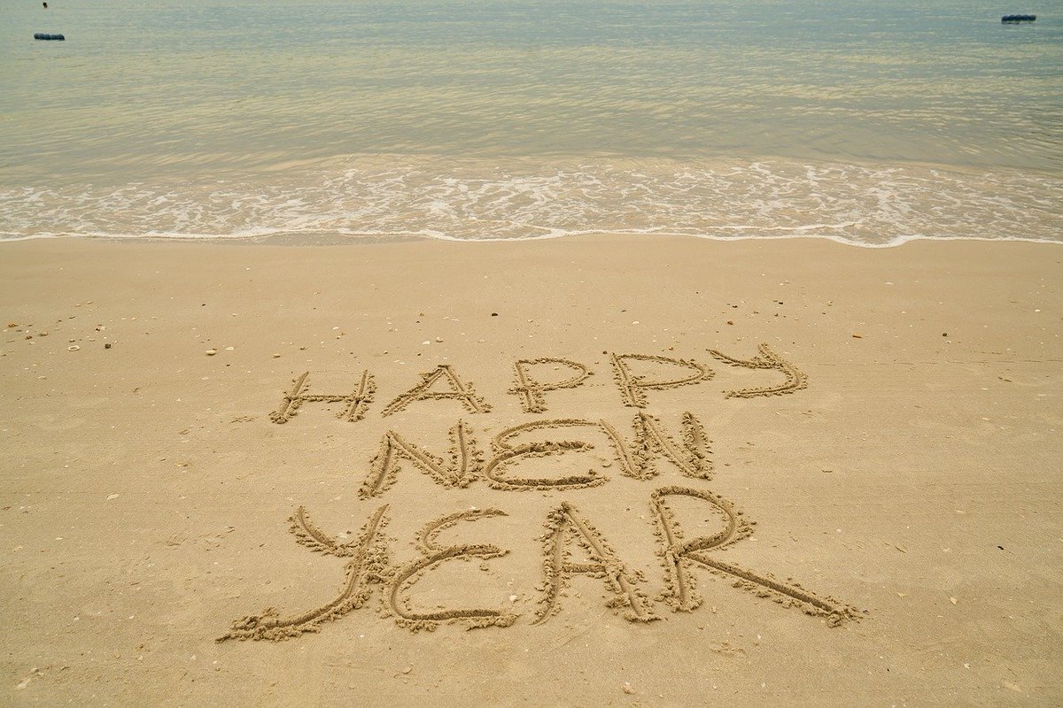 TheDeskClub's tweet photo. Wishing all of our #coworkers a happy, healthy &amp; prosperous New Year! 😊 https://t.co/X17mBtamLW