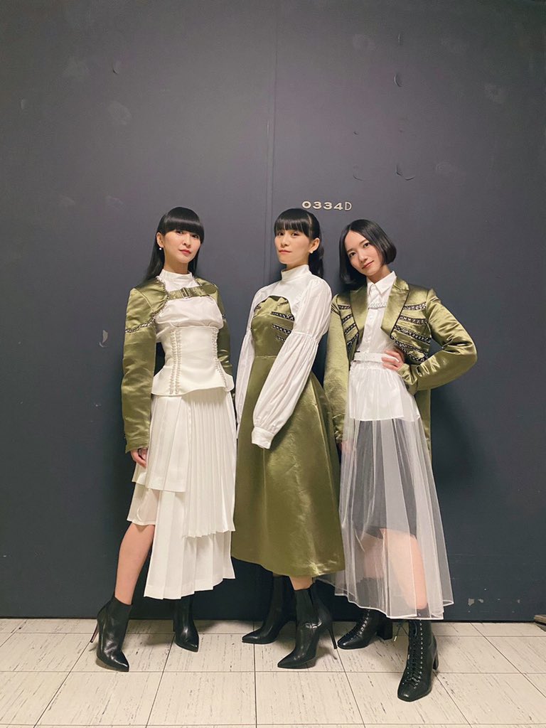 スクリーンが自走 映像とダンスがシンクロしている 紅白歌合戦 Perfumeのパフォーマンスが今年も凄い Nhk紅白 Togetter スクリーンが自走 映像とダンスがシンクロしている 紅白歌合戦 Perfumeのパフォーマンスが今年も凄い Nhk紅白 Togetter