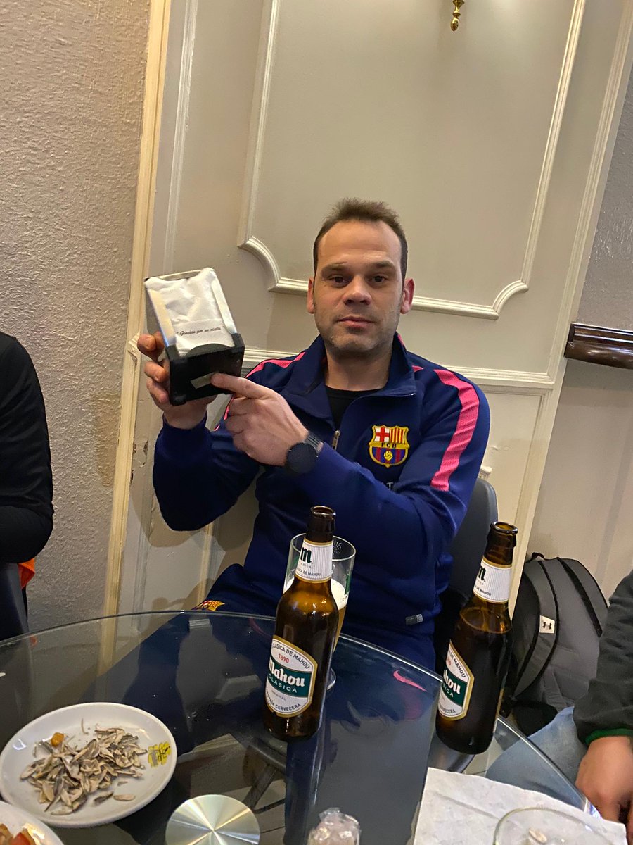 pedro_valdes's tweet photo. Trofeo al mvp del partido.!! Y a las cervezas de después también! Hasta el año que viene pachangas de lunes!! Gracias amigos por esos ratillos!! https://t.co/9VDMHRom9m