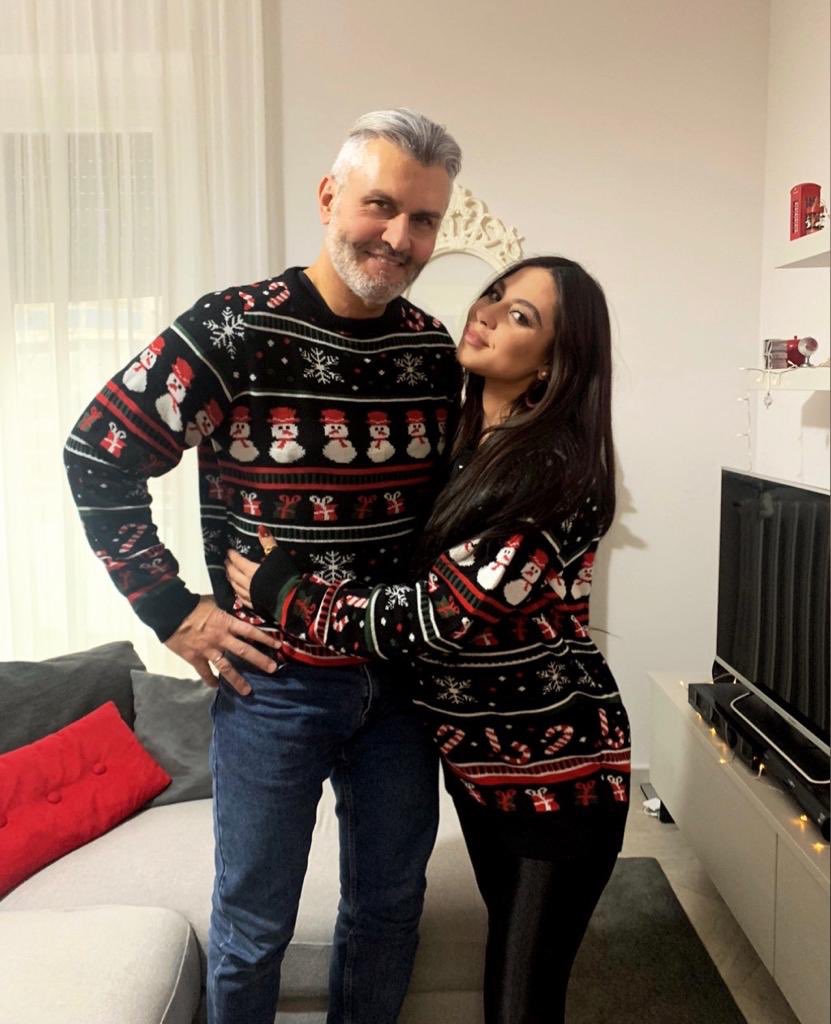 Il mio 2019 è stato un anno meraviglioso...❤️ Flavia Monteleone
Il mio 2020 lo sarà ancora di più...🤰🏻👶👨‍👩‍👧
Auguri belli a tutti voi! 🎇🎊🎉🥂🍾🎆