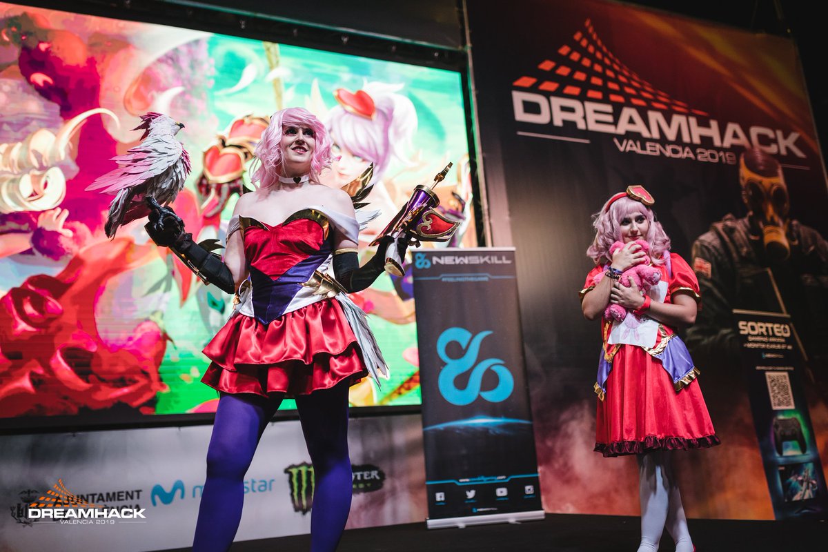 SakuAura's tweet photo. @DreamHackSpain El concurso de #DHVLC19 y toda la compañía de los cosplayers 💞 https://t.co/W0ZsKC98G9