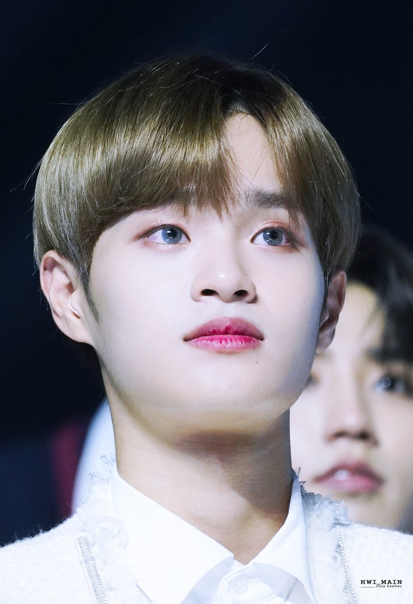 HwiMain's tweet image. 2017년을 시작으로 2019년까지 대휘의 10대를 함께 할 수 있어 너무 행복한 시간이였습니다.

20대, 30대를 지나 대휘가 무대에 서는 모든 날 평생 함께 할께요!

나의 행복, 나의 아티스트 대휘
Good By 2019 year 
Happy New Year 2020

#AB6IX #이대휘 #LEEDAEHWI #李大輝 #イデフィ