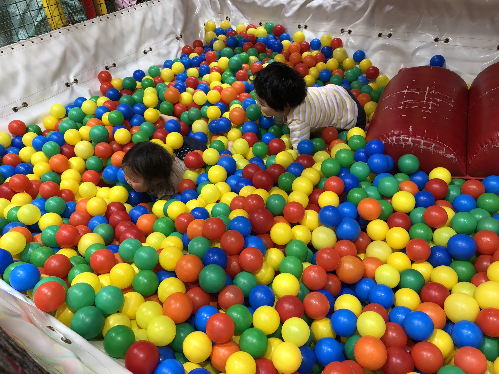 Nobuaki Haruna アルネ津山にあるおもちゃ王国は 未就学児は無料で遊べる屋内遊園地 たくさんのおもちゃや知育玩具があり けっこう楽しめる 駐車場は3時間無料だし 最近は 帰省したら必ず行くスポット 時間によっては混むので オープンの10