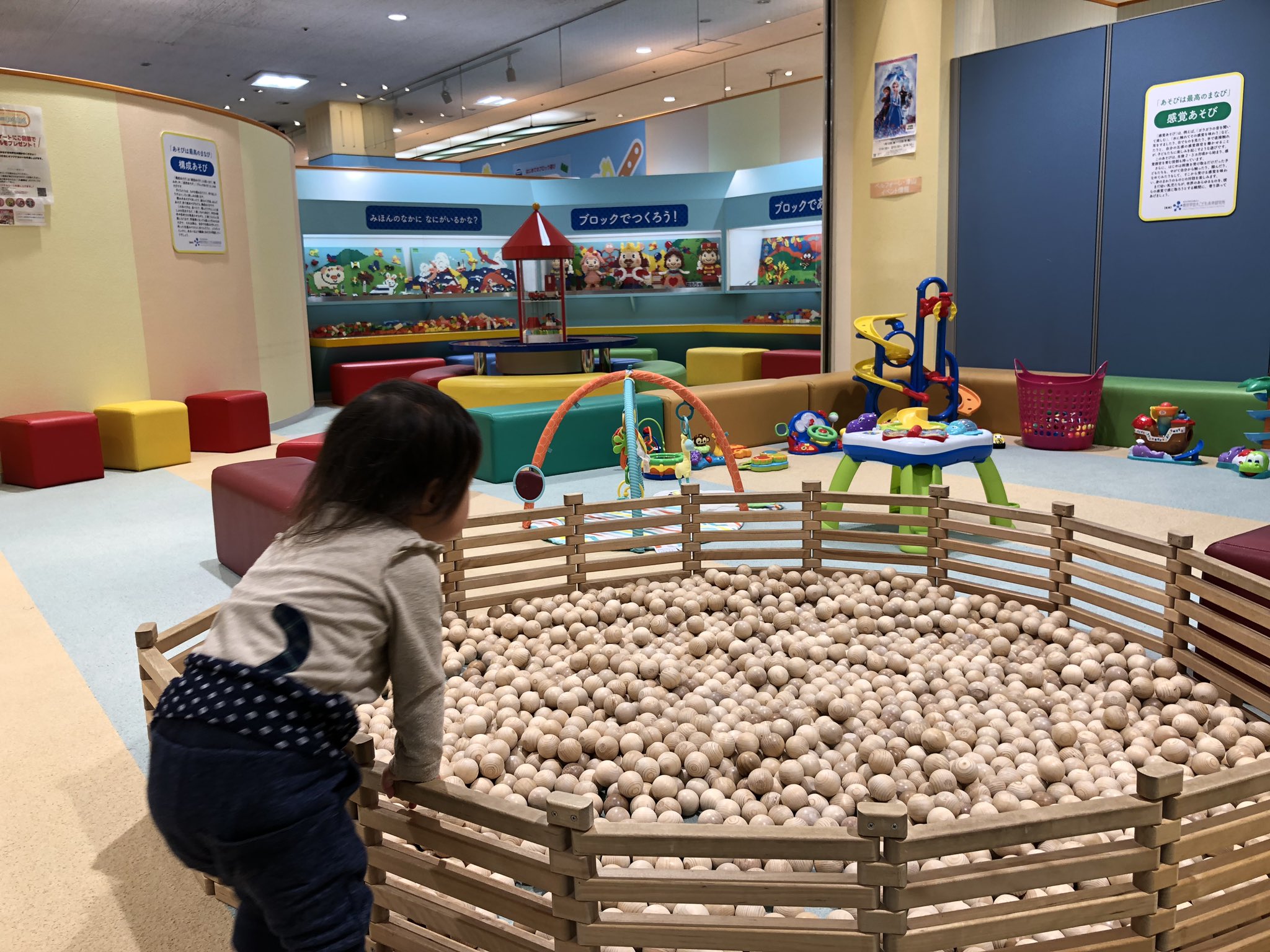 Nobuaki Haruna アルネ津山にあるおもちゃ王国は 未就学児は無料で遊べる屋内遊園地 たくさんのおもちゃや知育玩具があり けっこう楽しめる 駐車場は3時間無料だし 最近は 帰省したら必ず行くスポット 時間によっては混むので オープンの10