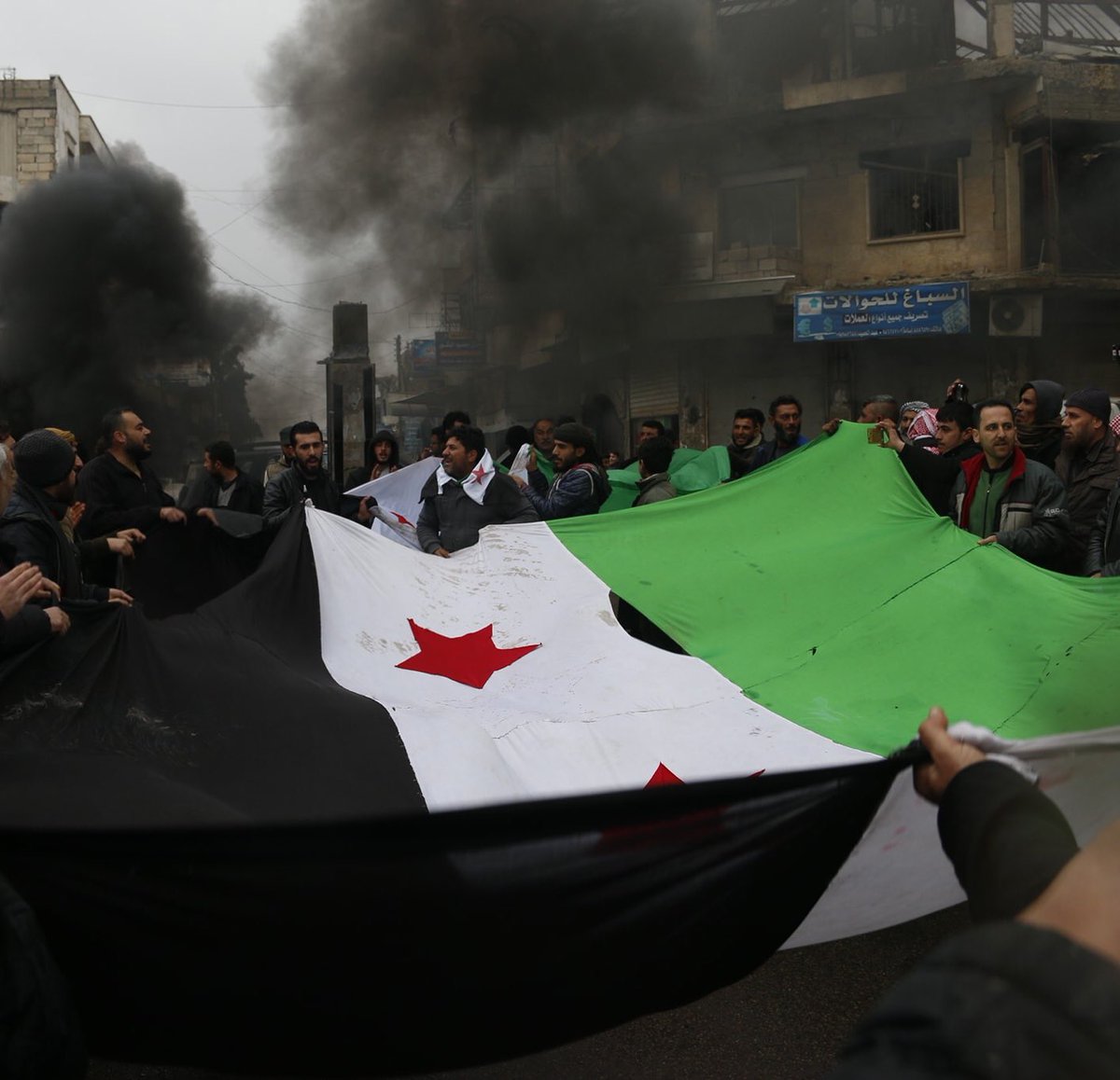 Hasanalmossa's tweet image. من مظاهرة سراقب اليوم، بسلامتك يا معرة النعمان بسلامتك سراقب، بسلامتك ادلب بسلامتكم جميع يا اهل حلب، والغوطة، وحمص، ودير الزور ، بسلامتك سوريا  
Today from the protest of the civilians in Saraqeb Idlib
31/12/2019 
#SaveIdlib 
#IdlibisUnderFire