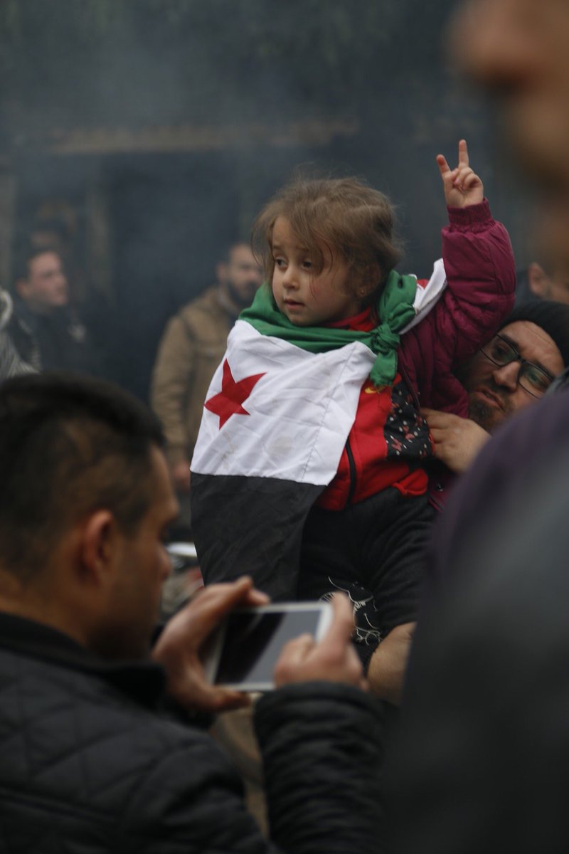 Hasanalmossa's tweet image. من مظاهرة سراقب اليوم، بسلامتك يا معرة النعمان بسلامتك سراقب، بسلامتك ادلب بسلامتكم جميع يا اهل حلب، والغوطة، وحمص، ودير الزور ، بسلامتك سوريا  
Today from the protest of the civilians in Saraqeb Idlib
31/12/2019 
#SaveIdlib 
#IdlibisUnderFire