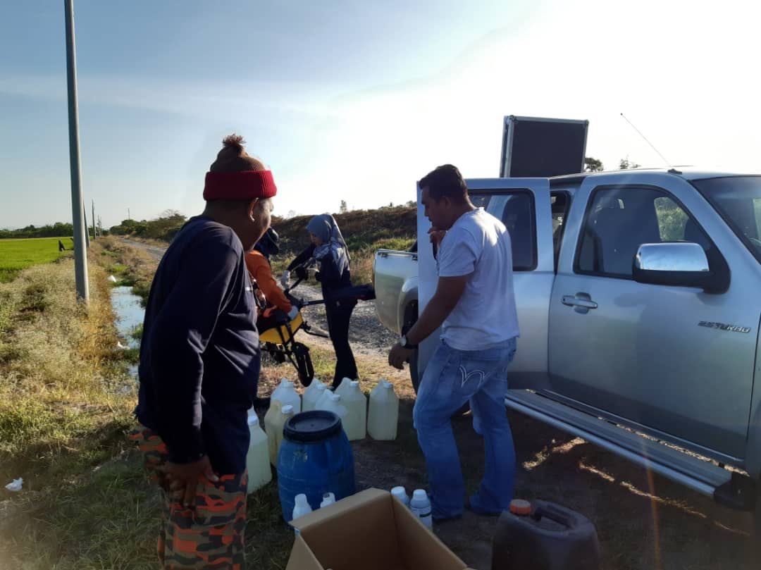 mada_malaysia's tweet photo. Aktiviti kawalan perosak tanaman padi menggunakan drone di Kampungg Kubang Pangas, PPK I2 Kuala Sungai.

#madamabeles https://t.co/swWJx6qhz7