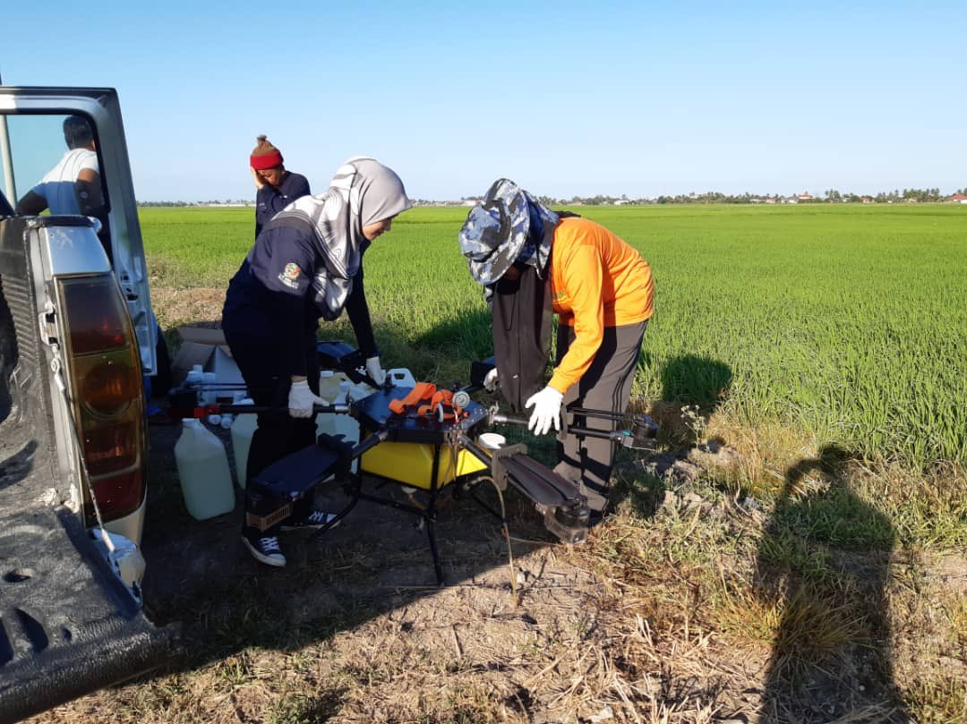 mada_malaysia's tweet photo. Aktiviti kawalan perosak tanaman padi menggunakan drone di Kampungg Kubang Pangas, PPK I2 Kuala Sungai.

#madamabeles https://t.co/swWJx6qhz7