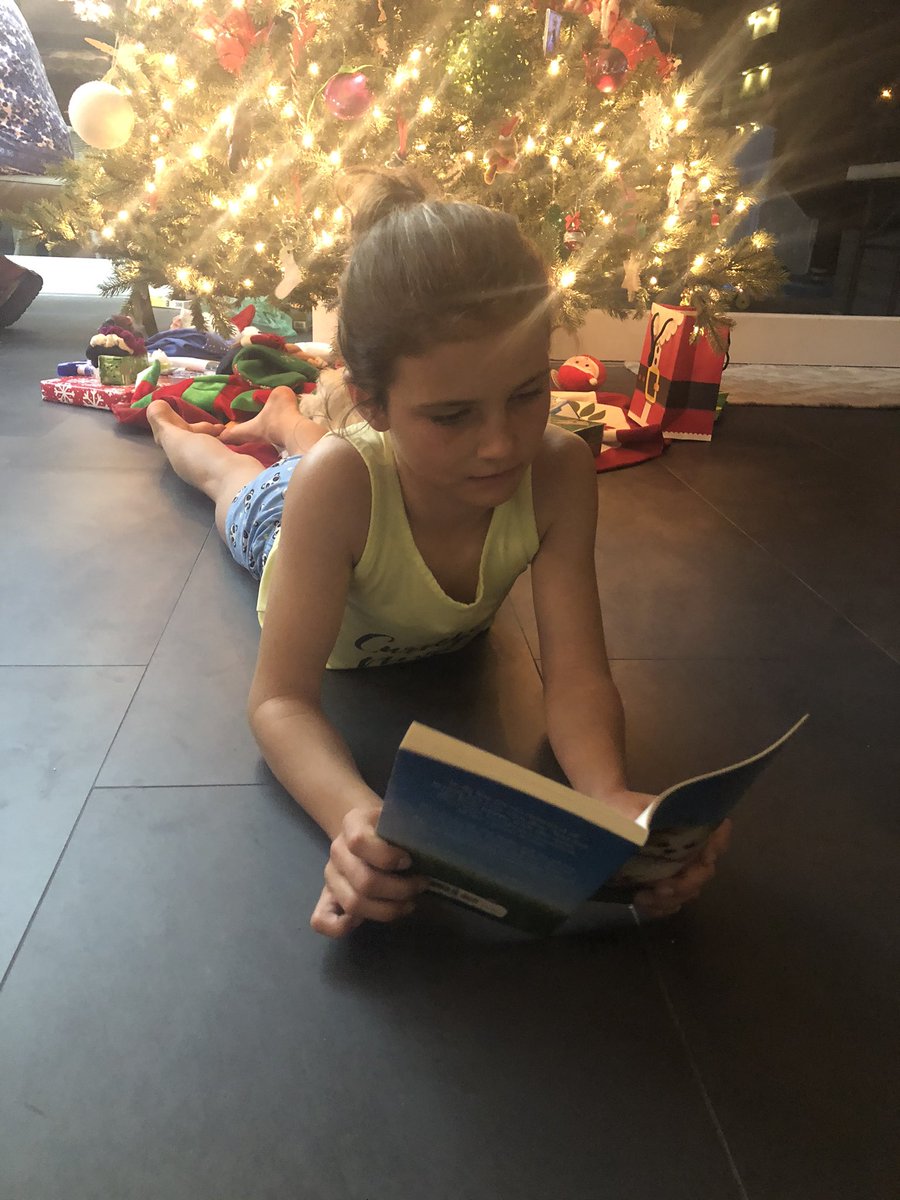 jodydanter's tweet photo. Reading by the Christmas tree #ciscaughtreading https://t.co/fpMbDLGyGl
