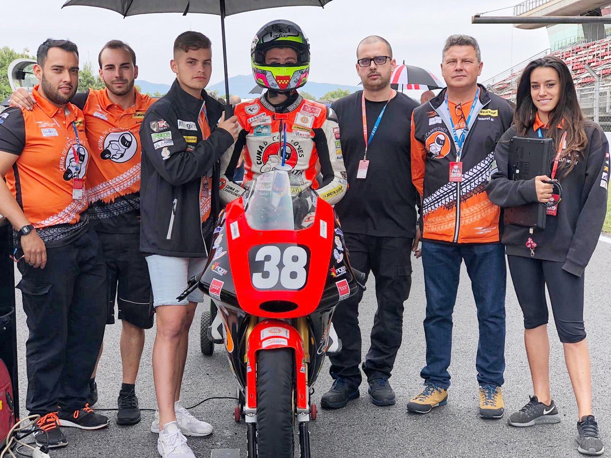 Los mejores momentos de un año de aprendizaje 🤩
GRACIAS 2019!!
//
Best moments of a learning year 🤩
Thanks 2019!!
#DS38 <a href="/AutoescuelaGoya/">Autoescuela Goya</a> <a href="/cuna_campeones/">Cuna de Campeones</a> <a href="/RB_Rookies_Cup/">Red Bull Rookies Cup</a> <a href="/cuna_campeones/">Cuna de Campeones</a> <a href="/CircuitValencia/">Circuit Ricardo Tormo</a> <a href="/Bonilla_PSICOD/">JaviBonillaPsicod</a>