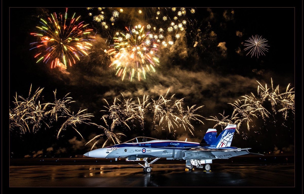 CF18Demo's tweet photo. Happy New Years! #2020 • 📷 Bryan Welsh @oregonairshow
#cf18demo #rcaf #nye #norad60 @RCAF_ARC @NORADCommand https://t.co/SUtergOlc0