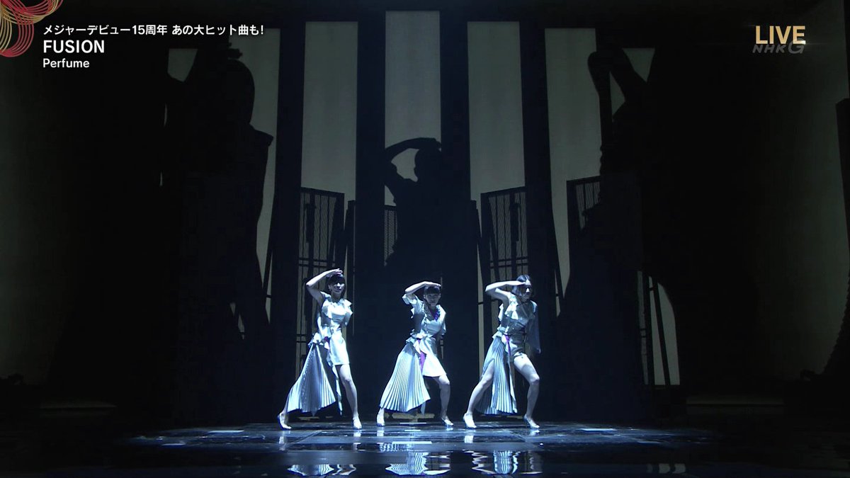 スクリーンが自走 映像とダンスがシンクロしている 紅白歌合戦 Perfumeのパフォーマンスが今年も凄い Nhk紅白 Togetter