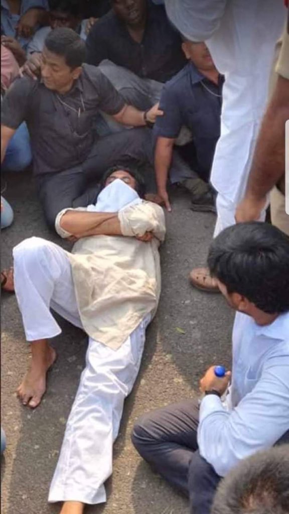 kotireddy589's tweet photo. అసెంబ్లీ ఎగ్గొట్టి రోడ్ల మీద తిరిగితే సమస్యలు పరిష్కారం కావు - Pawan Kalyan in 2017
రోడ్ల మీద పడుకుంటే పరిష్కారమవుతాయి - Pawan Kalyan in 2019
#pawannaidu #Pawanakalyan
#CBNPuppetPawan https://t.co/1axYQiI8iH