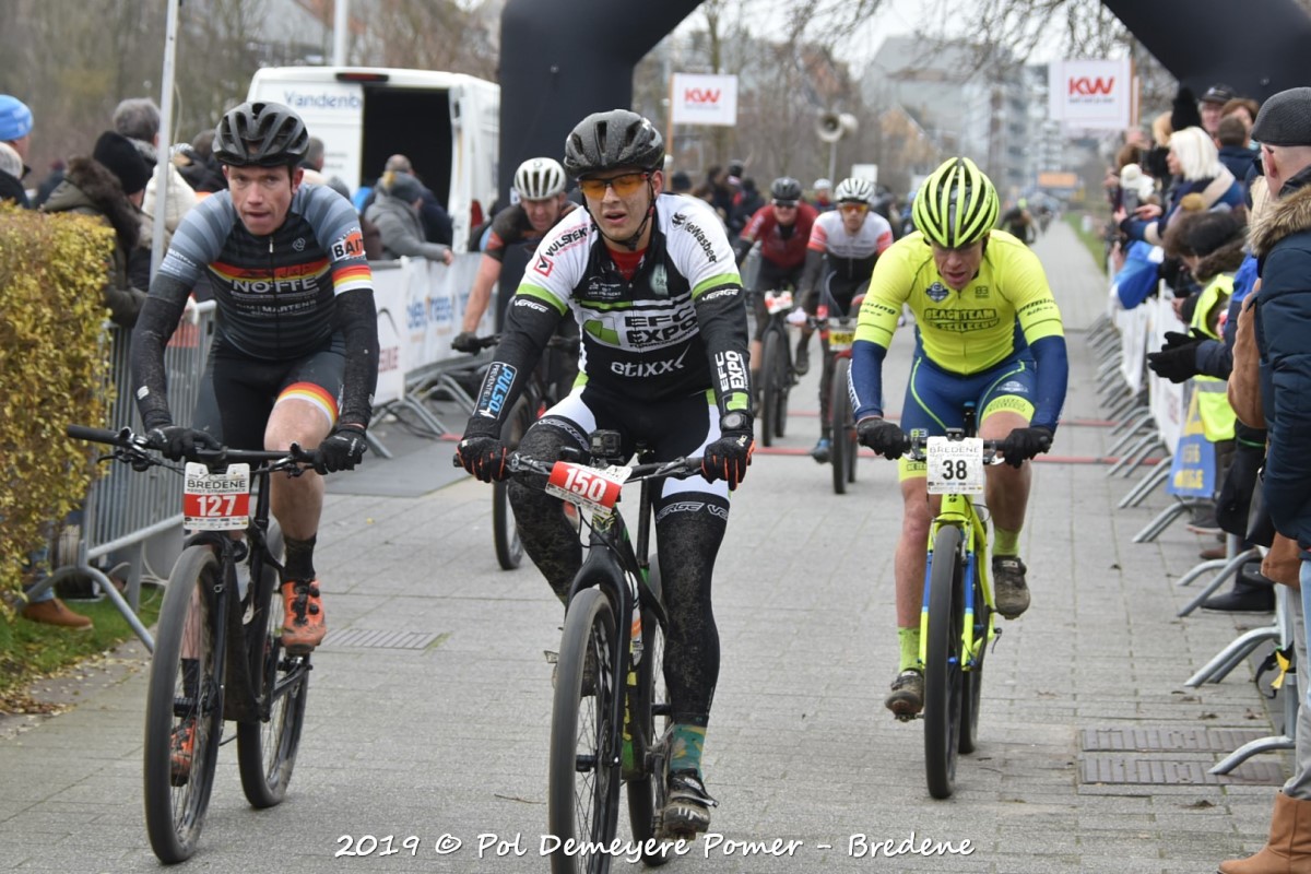 Pomerr's tweet image. Bij de Grand Masters 50+ wint de Nederlander Pim De Waard de kerst strandrace in Bredene voor Claeys Dirk en Samaey Jan.