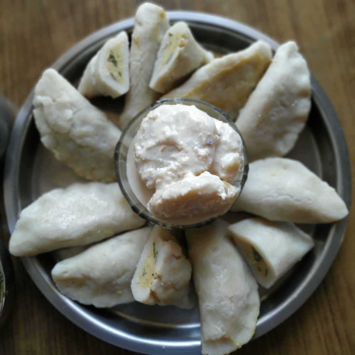 rajesh_taurus's tweet photo. अंग्रेजी साल 2019 का आखरी दिन, भारतीय महीना #पौष और पौष का विशेष शुद्ध बिहारी व्यंजन दाल एवं मेवे का #पिठा 😋💞
#शुक्रिया2019 #अलविदा2019 #thanks2019 #ThankYou #biharifood #pittha https://t.co/RcnnDgbr23