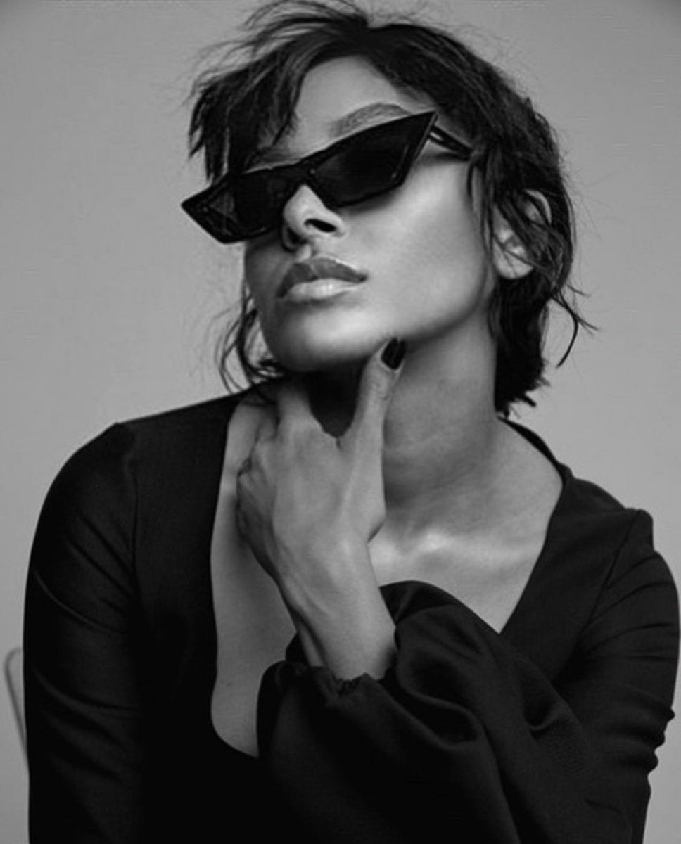 KatGraham's tweet photo. Looking to 2020 with @FosterGrantUSA 2020 vision. What are some of your New Years resolutions? What are some styles you want to rock/see in the new year? Lets discuss below...💫 https://t.co/GmvAhsnEEG