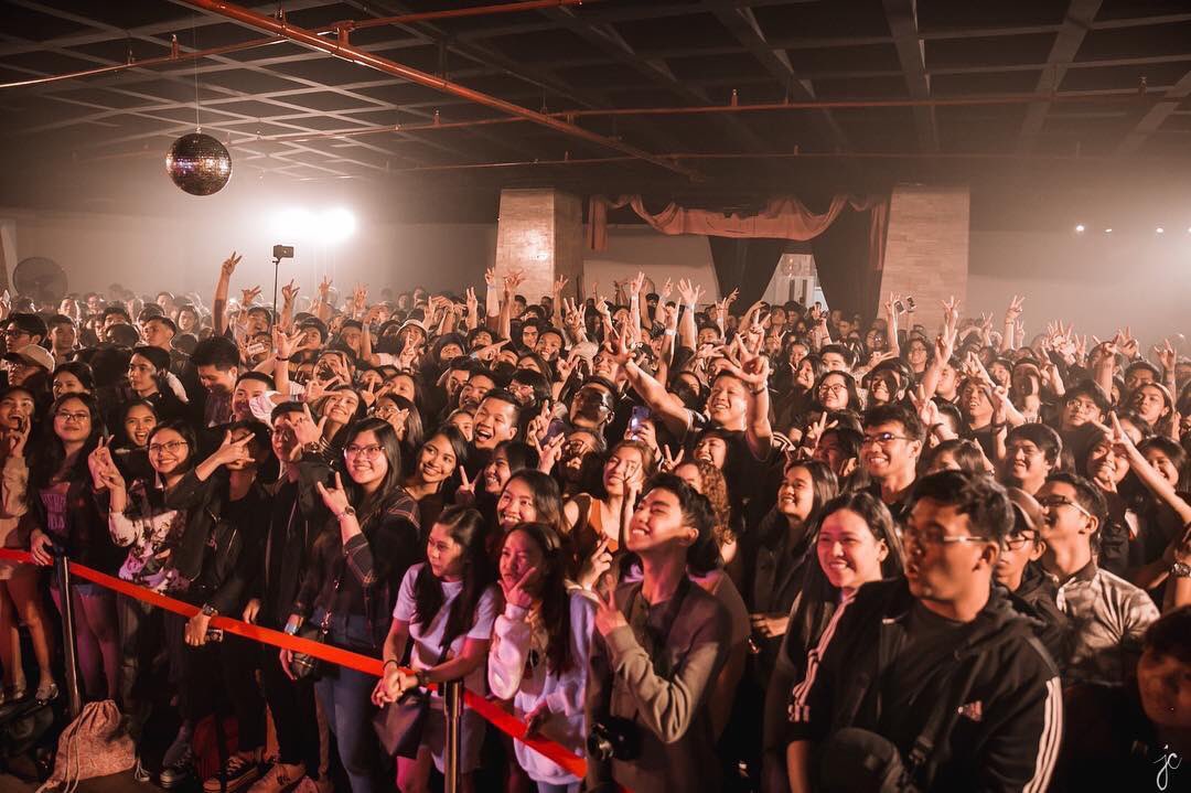 raccoonprod's tweet photo. Thankful for a great 2019! Whatβs in store for us? Album launches, solo concerts, and of course, #Gabbafest5 π Happy New Year, everyone! β€οΈ
Photos by @jeremycaisip and @ipaulbry
#RaccoonTurns3
#SatchmiVinylDay2019
#Gabbafest4 https://t.co/hbEzqftw4x
