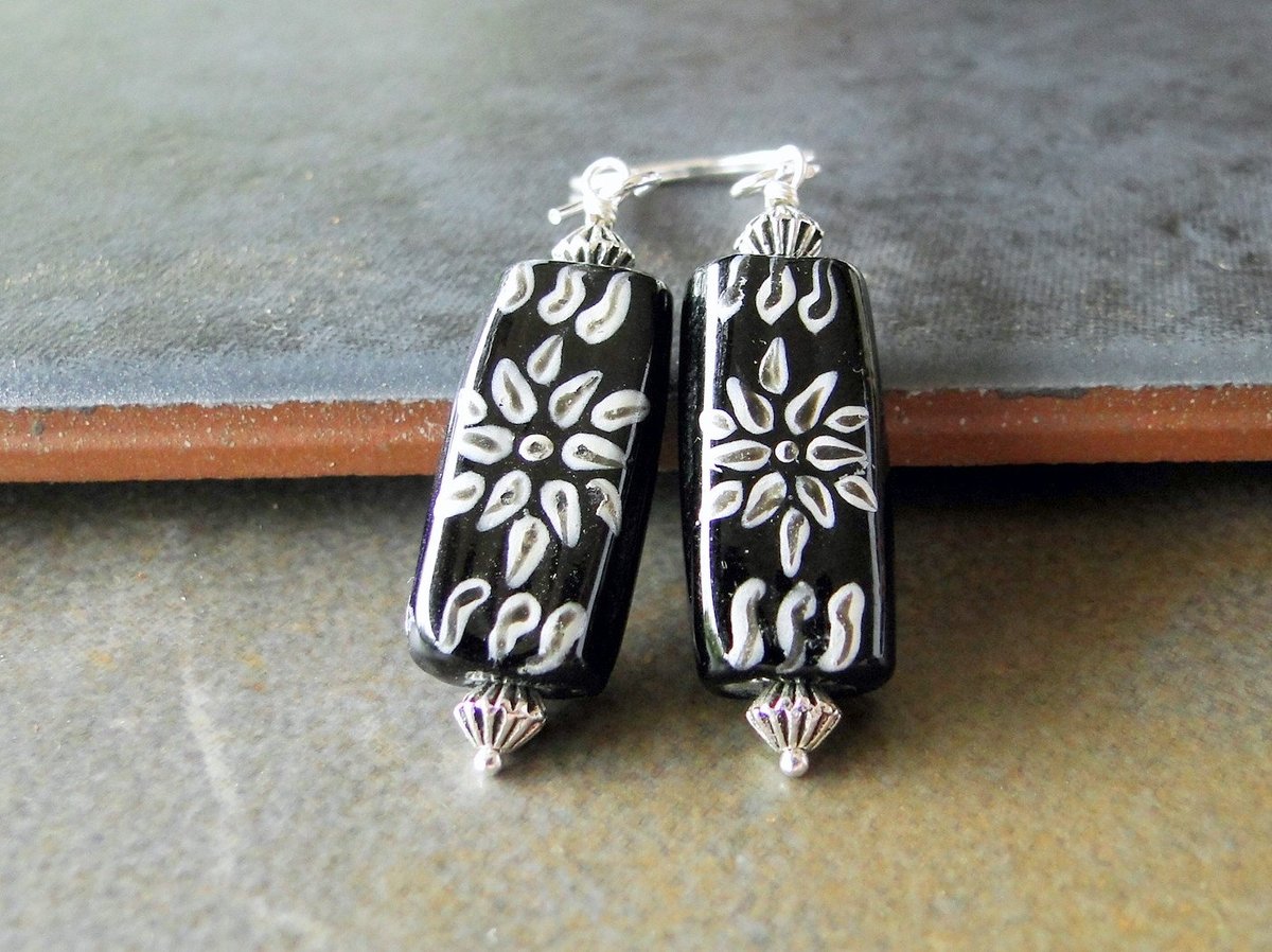 beadsme's tweet photo. Hand Painted Glass Bead Earrings With Silver Beads https://t.co/hGEJAiZn8o #Etsy #handmade #jewellery #jetteam #BeadsMe #DashOfColour https://t.co/DGM0XqLN3k