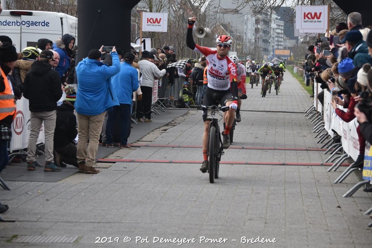 Pomerr's tweet image. Bij de heren elite wint Nicolas Maes de kerst strandrace in Bredene voor Bert Van Lerberghe en Vito Braet.