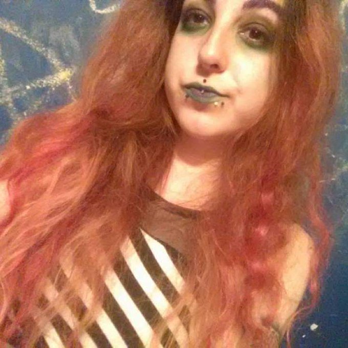 2 pic. #Throwback #redhair #goth #beetlejuice #gothgirls #spooky https://t.co/Ul2ygZ2pNX