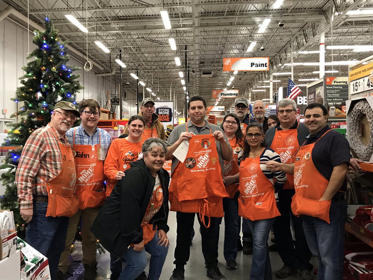 munchkin3691's tweet photo. Congrats Arnie on receiving an Executive Homer Award! Thank you for truly living The Home Depot values!!! #orangeblooded #homedepot1289 https://t.co/ZRR26rRTeQ