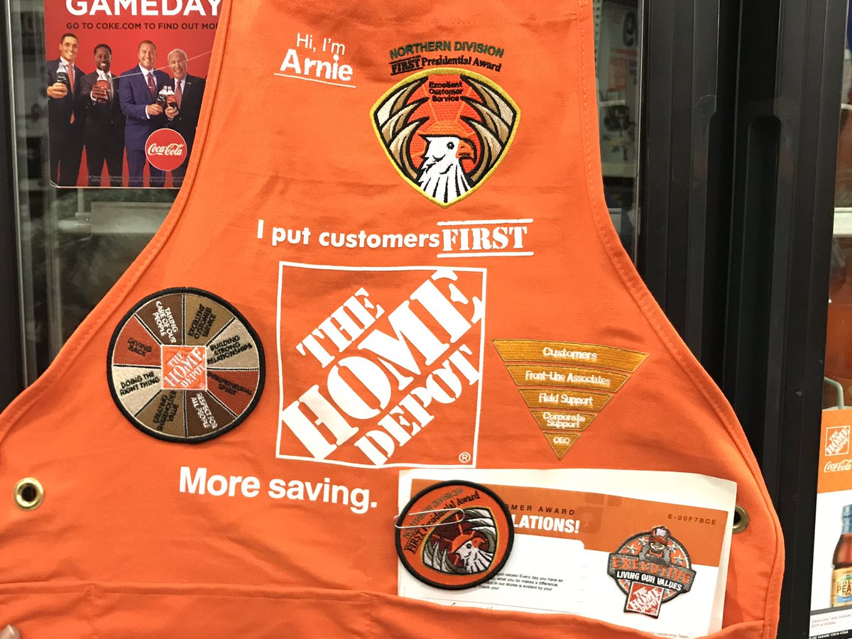munchkin3691's tweet photo. Congrats Arnie on receiving an Executive Homer Award! Thank you for truly living The Home Depot values!!! #orangeblooded #homedepot1289 https://t.co/ZRR26rRTeQ