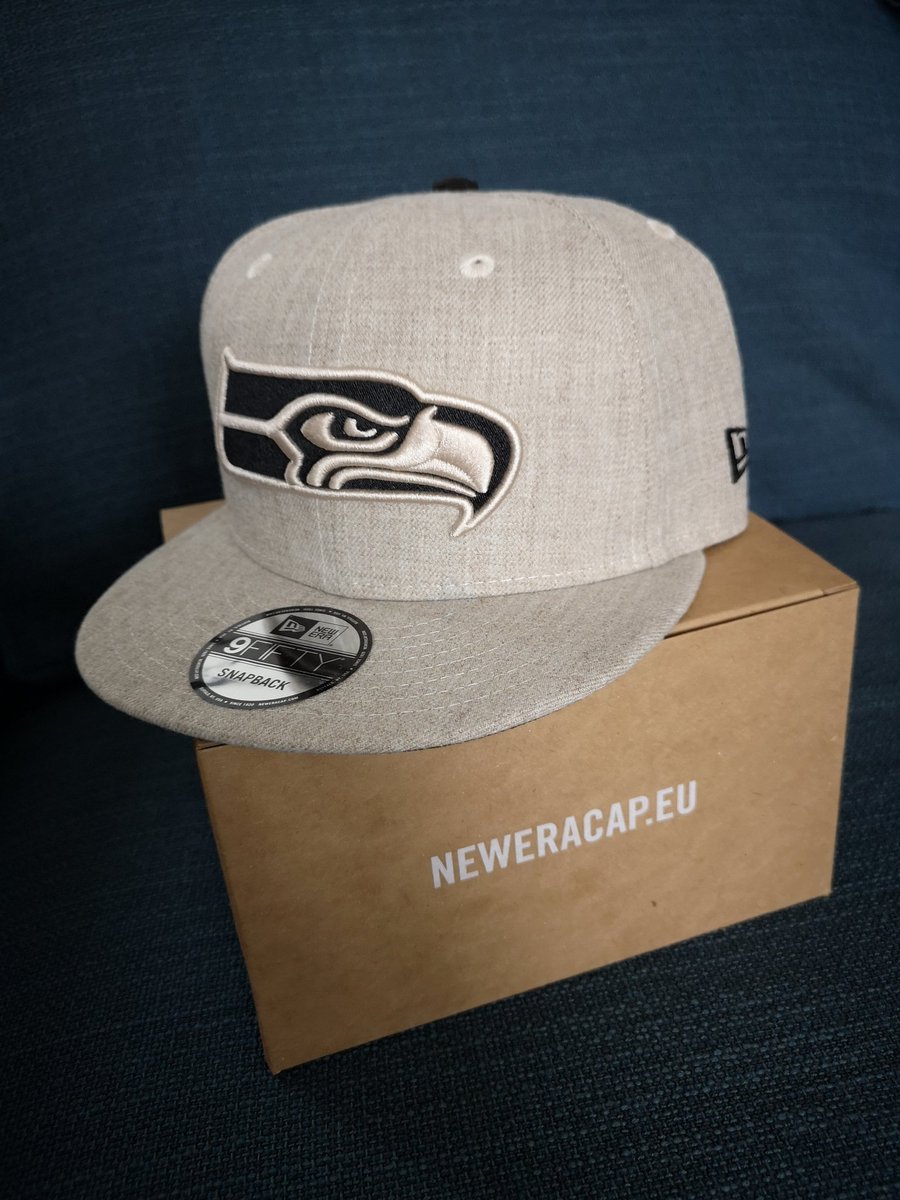 RiddlerFut's tweet photo. Danke @jonny_bonjorno + @TopperzStore ✌️😘!

Super nice die Cap!

Guten Rutsch ins neue Jahr 🥳!

#jonny_bonjorno #giveaway #twitch #topperz #newera #seahawks #fifa #usmerch #happynewyear2020 https://t.co/TzSuVAODvE