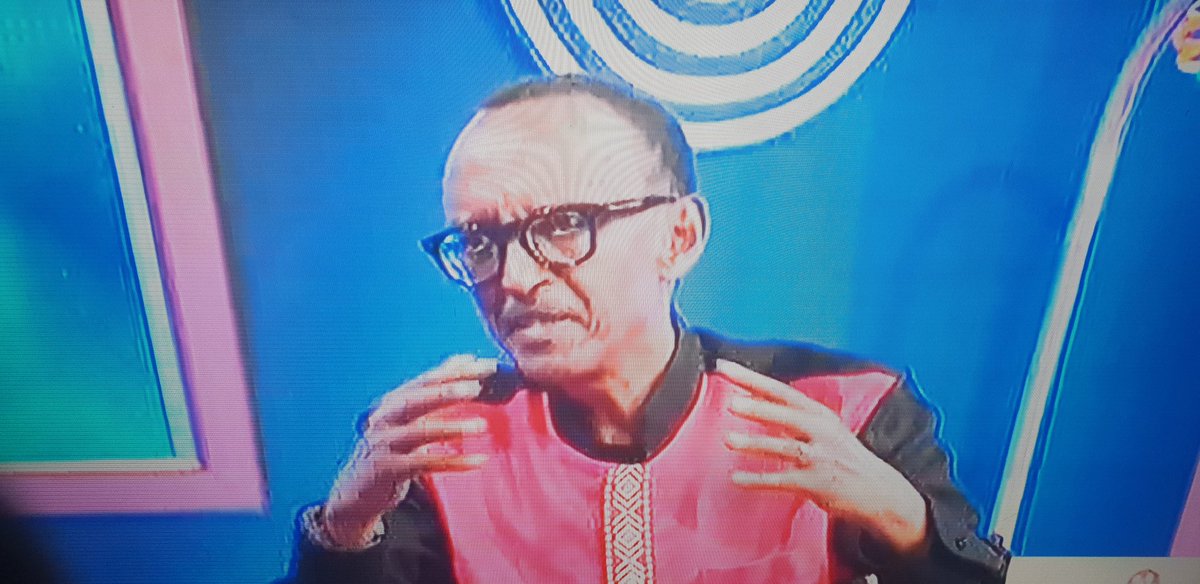 JMunyaneza's tweet photo. #Kagame says 37,000 smartphones have hirtherto been contributed under the #ConnectRwandaChallenge, a drive launched over a week ago to ensure every #Rwanda-n household has a smartphone. Also, president says there are efforts to make internet more affordable #RBAHostsKagame #RwOT https://t.co/77UdsBdO7U