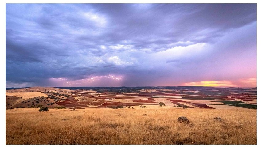 ParqueCalatrava's tweet photo. #Feliz2020 🎁 🍇 🎁
"De la gran vulcanización que azotó está comarca quedan los restos apagados en unas lomas agrestes. Un paisaje que, surgido de la entraba desbarata la planicie brutal de los silencios" J.A Labordeta https://t.co/q4ja2fA7uX